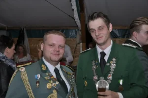Festliche Schützenbrüder in traditionellen Uniformen bei der Feier in Köln.