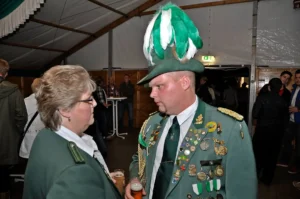 Farbenfroher Schützenbruder in traditioneller Tracht bei Festveranstaltung in Köln.