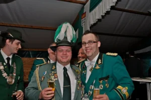 Sebastianus & Afra Schützenbruder in traditionellen Uniformen, feiern gemeinsam bei einem Fest.