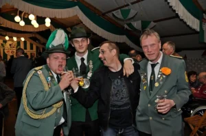 Festliche Gruppe von Schützen in Uniform bei einem Oktoberfest-Event in Köln.