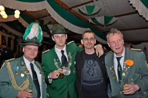 Traditionelle Schützenbrüder in Uniform bei einem Fest in Köln.