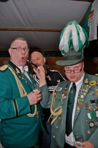 Traditionelle Schützenbrüder in Festkleidung bei der Sebastianus & Afra Schützenbruderschaft in Köln.
