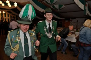 Traditionelle Schützenbrüder feiern beim Fest im Festzelt in Köln.
