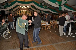 Tanzende Schützenbruder bei Sebastianus & Afra Schützenfest in Köln, festliche Stimmung, traditionelles Brauchtum, Gemeinschaftsfeier, Vereinsleben.