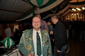 Traditioneller Schützenbruder in festlicher Kleidung bei einem Schützenfest in Köln.