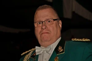 Traditioneller Schützenbruder in festlicher Uniform bei Sebastianus & Afra Köln, stolz bei Schützenfesten, mit Orden und goldenen Schulterstücken.