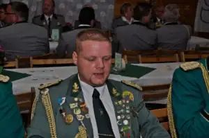 Traditionsbewusster Schützenbruder in Uniform mit Medaillen bei einem Fest der Sebastianus & Afra Schützenbruderschaft Köln.