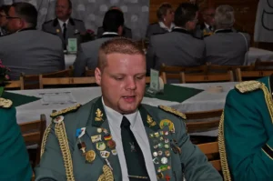 Festlicher Schützenbruder in Ehrenkleidung mit zahlreichen Medaillen und Orden, bei einer Schützenveranstaltung in Köln.