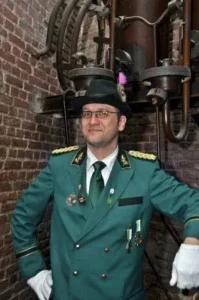 Hochwertiges Foto eines Schützenbruders in Uniform bei den Sebastianus & Afra Schützen, traditionelles Fest in Köln.