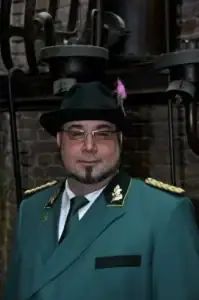 Traditioneller Sebastianus & Afra Schützenbruder in festlicher Uniform bei einem Schützenfest in Köln.