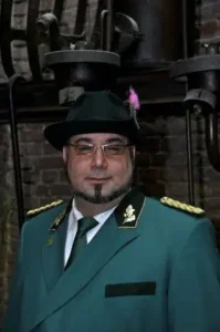 Traditioneller Sebastianus & Afra Schützenbruder in festlicher Uniform bei einem Schützenfest in Köln.