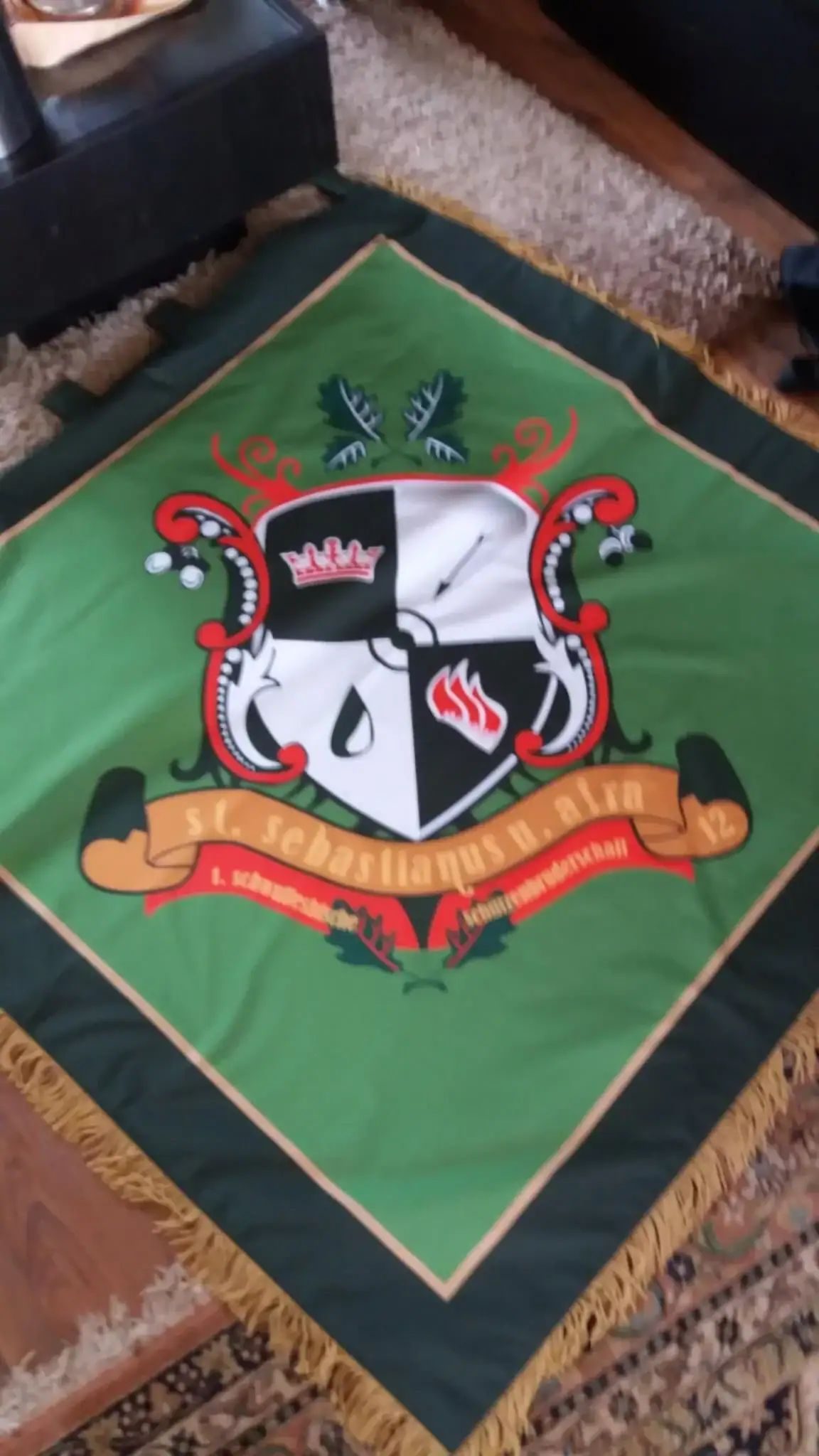 Farbfähnchen mit Schützenwappen, grün, rot, schwarz und weiß, für Sebastianus & Afra Schützenbruder in Köln.